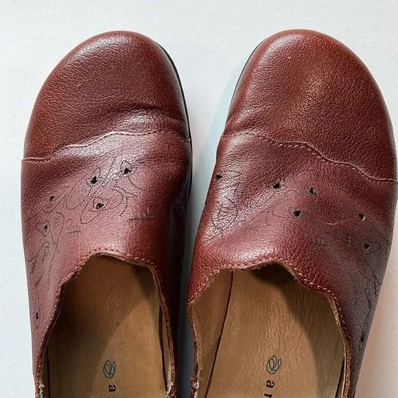 Aravon - 8.5, leather clog style slip on - Picture 5 of 7